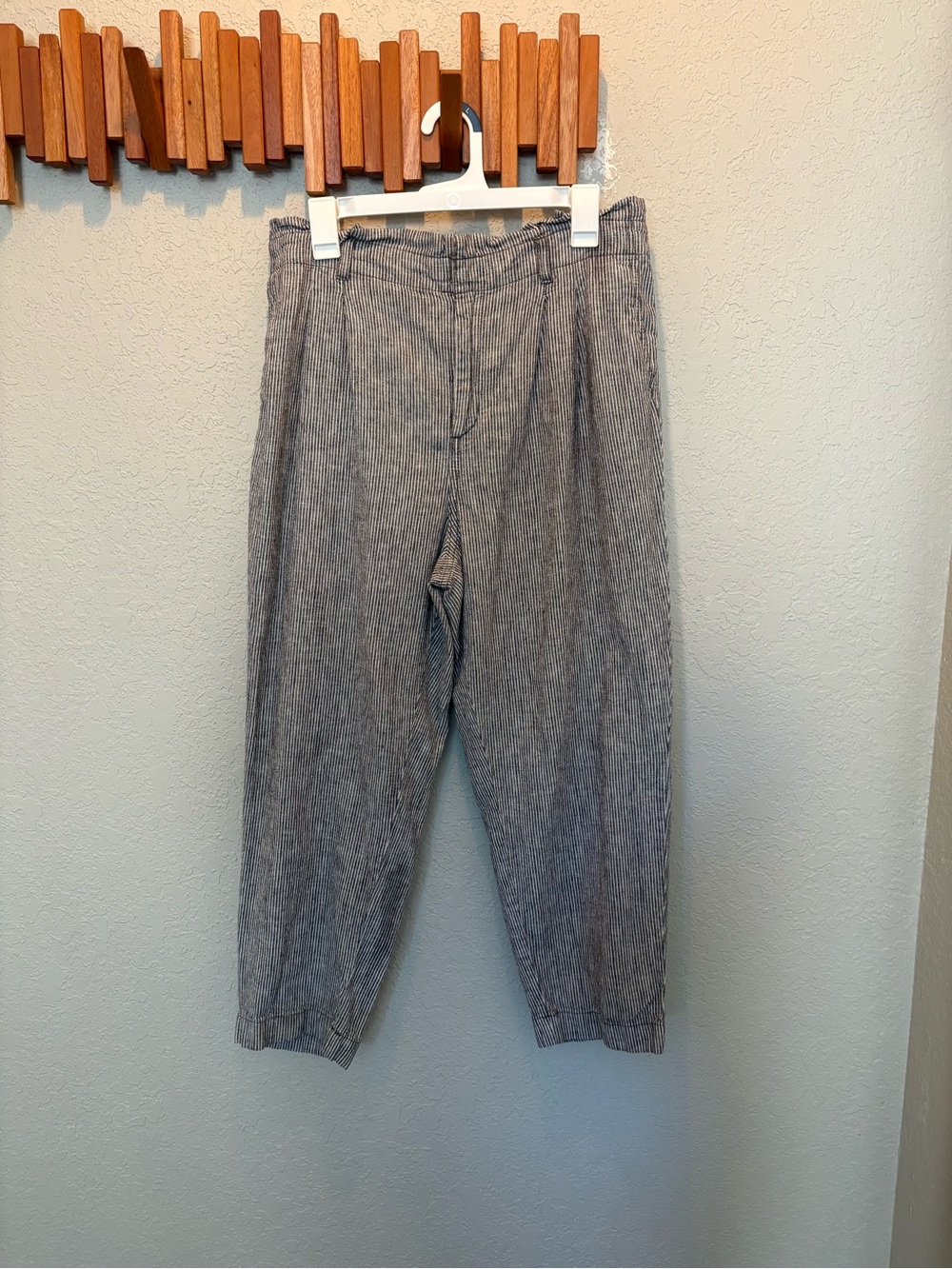 LOFT Striped Elastic-Waist Cropped Pants - Gray & White